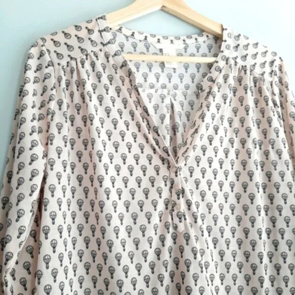 H&M  Hot Air Balloon Print V-Neck Shirt Light Fun Novelty Top Creamy Pink Sz M - Picture 3 of 9